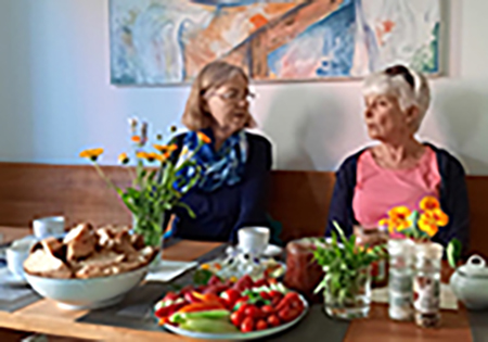 2 Wohnfrauen am Tisch im Gemeinschaftsraum von Wohngruppe 5